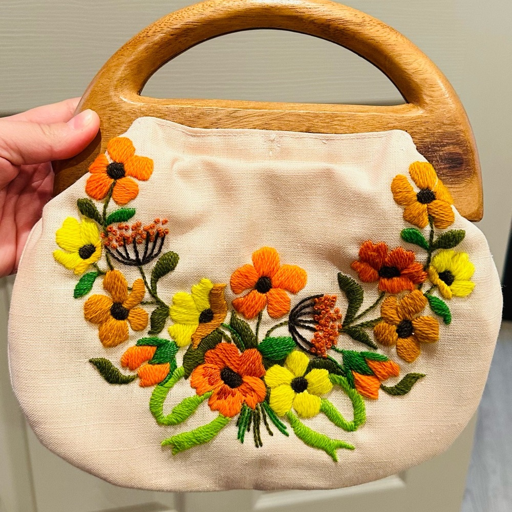 VINTAGE 70s BOHO WOODEN HANDLE CLUTCH w/ Beautiful Embroidered Flowers